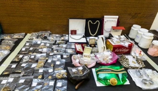 Η συνθηματική γλώσσα του Ριχάρδου: «Φέρε το χαρτί και τα κορίτσια» (βίντεο)